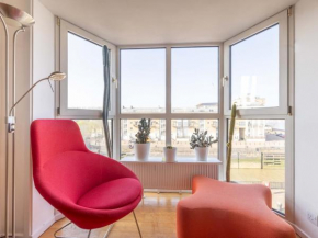 Sunny Maisonette with views over Canary Wharf, London